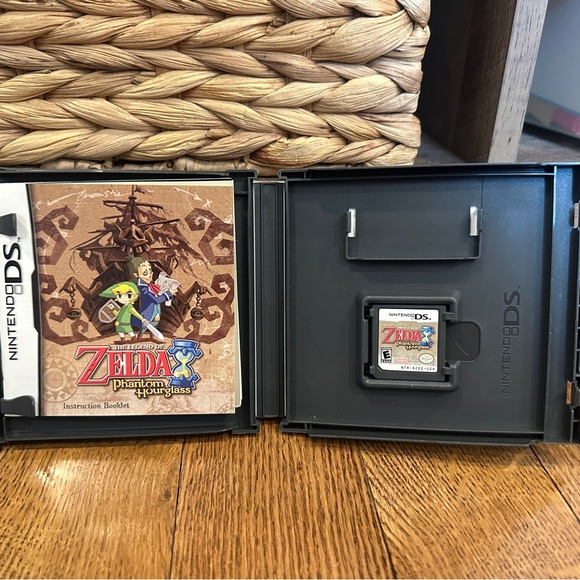 Nintendo DS Game - The Legend of Zelda: Phantom Hourglass (2007) w/Case & Manual - Picture 3 of 3